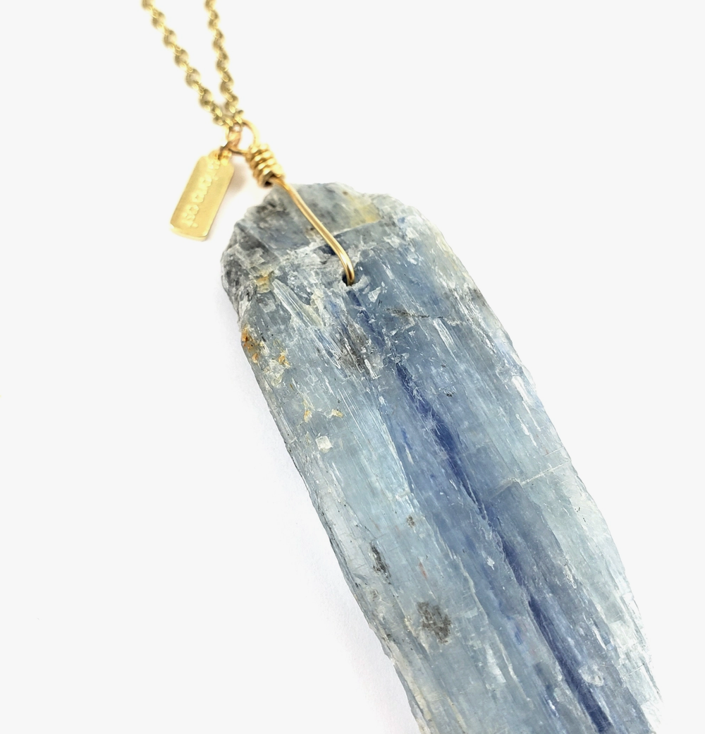 ARIANA OST BLUE KYANITE ORNAMENT - Dreamy ornament - golden chain and Blue Kyanite - Handmade - high vibration healing crystal - balance all the chakras and energy bodies - stone - Joy Of Journey