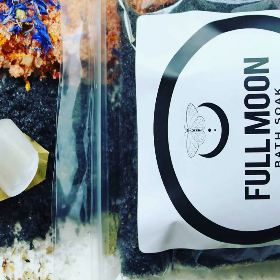 FULL MOON BATH SOAK - Bath Soak - all chakras for spiritual growth - Soothing blend of Dead Sea Salt, Activated Charcoal, Coconut Milk Powder, Frankincense Essential Oil, Lavender Essential Oil, Selenite crystal, Bay Leaf, Lavender Flower and Black Malva Flower - Joy - Journey of You