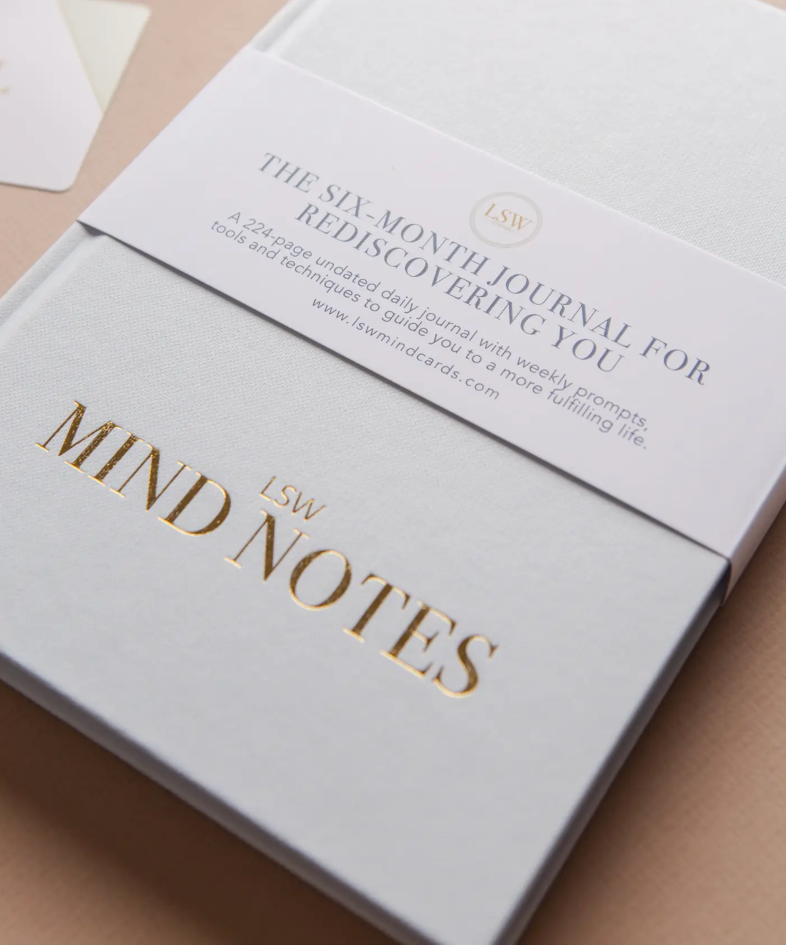 MIND NOTES: DAILY WELLBEING, MINDFULNESS & GRATITUDE JOURNAL - Inspirational quotes - Coloring pages - Motivational exercises - Probing questions  - Coaching techniques - Mindfulness techniques. - Breathing exercises - Positive affirmations