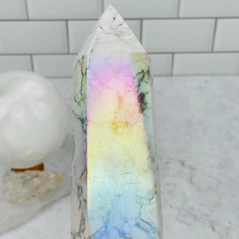 WHITE HOWLITE TOWER WITH ANGEL AURA FINISH - white stone with fine gray marbling and is very calming. It brings patience & soothes anger - “ATTUNEMENT STONE” - higher spiritual consciousness.